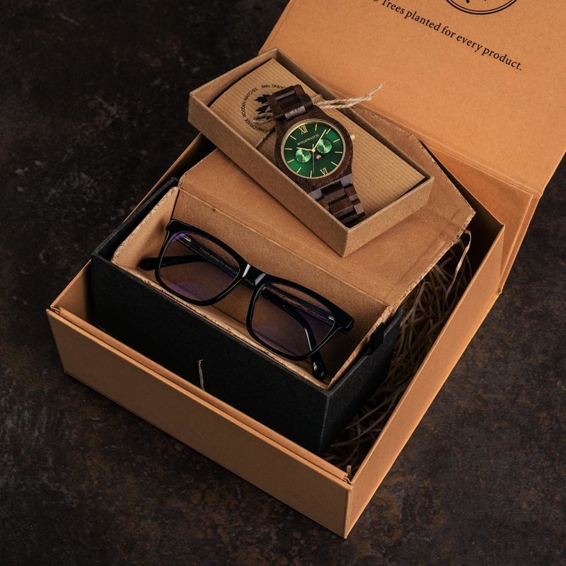 La montre premium GRAND Emerald Jungle présente un cadran luxueux en acier inoxydable ainsi que deux sous-cadrans affichant la semaine le mois. La montre est fabriquée à partir de bois de Noyer d'Amérique du Nord. Associez-la parfaitement avec les BROOKLY