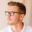 El reloj premium GRAND Emerald Jungle combina una lujosa esfera de acero inoxidable y dos subesferas adicionales con una visualización de semana y mes. El reloj está hecho de madera duradera de nogal norteamericano. Combínalo perfectamente con los BROOKLY