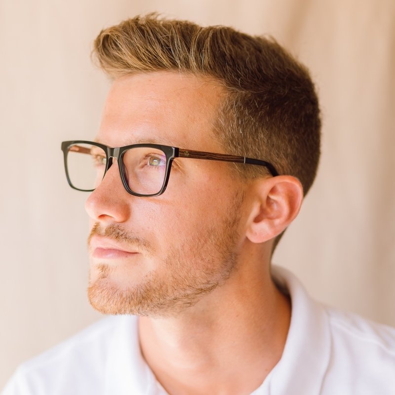 El reloj premium GRAND Emerald Jungle combina una lujosa esfera de acero inoxidable y dos subesferas adicionales con una visualización de semana y mes. El reloj está hecho de madera duradera de nogal norteamericano. Combínalo perfectamente con los BROOKLY