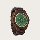 La montre premium GRAND Emerald Jungle présente un cadran luxueux en acier inoxydable ainsi que deux sous-cadrans affichant la semaine le mois. La montre est fabriquée à partir de bois de Noyer d'Amérique du Nord. Associez-la parfaitement avec les BROOKLY