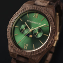 El reloj premium GRAND Emerald Jungle combina una lujosa esfera de acero inoxidable y dos subesferas adicionales con una visualización de semana y mes. El reloj está hecho de madera duradera de nogal norteamericano. Combínalo perfectamente con los BROOKLY