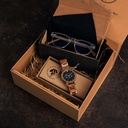 De CLASSIC Sailor heeft een elegante slanke behuizing en kenmerkt zich met een unieke maankalender en twee extra wijzerplaten. Het horloge is vervaardigd uit natuurlijk Kosso-hout uit Oost-Afrika en heeft een blauwe wijzerplaat met gouden details. Combine