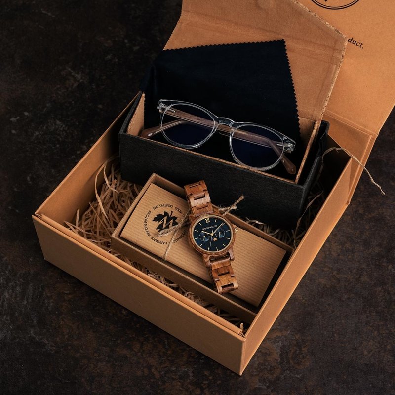 El CLASSIC Sailor tiene una elegante carcasa delgada a la vez que presenta un movimiento de fase lunar único y dos subdiales adicionales. El reloj está hecho de madera Kosso de África Oriental y presenta una esfera azul y detalles en color dorado. Combína
