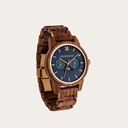 Il CLASSIC Sailor ha una cassa sottile dal tocco elegante, caratterizzata da un movimento lunare unico e due quadranti aggiuntivi. L'orologio è realizzato con legno di kosso e presenta un quadrante blu con dettagli dorati. Si abbina perfettamente agli occ