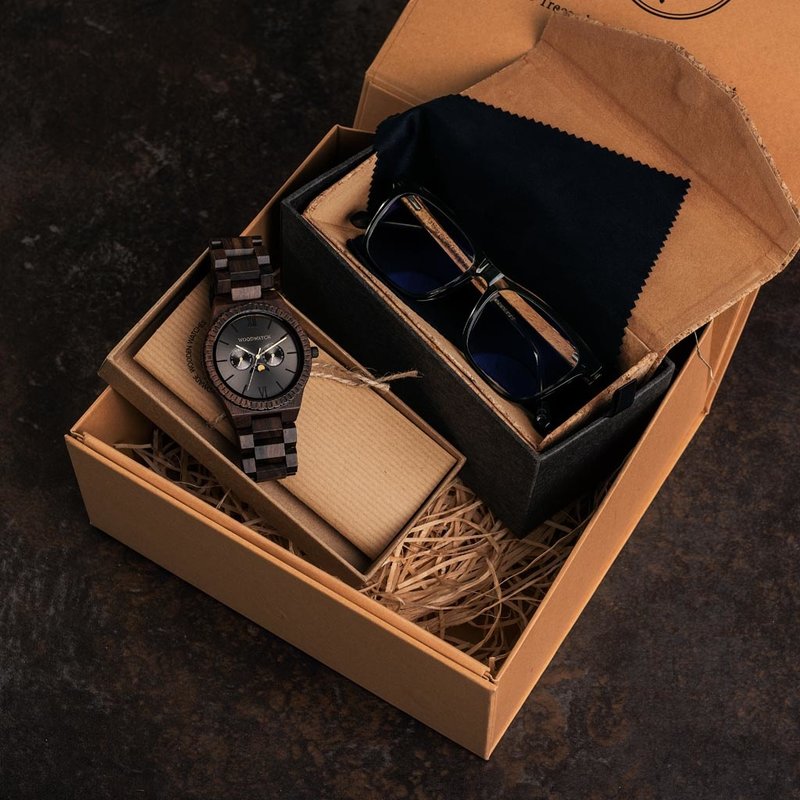 El reloj premium GRAND Lunar Eclipse cuenta con un movimiento de fase lunar y dos subesferas adicionales y un calendario lunar único. Hecho a mano con sándalo negro de África oriental. Combínalo perfectamente con BROOKLYN Heritage para filtrar el exceso d