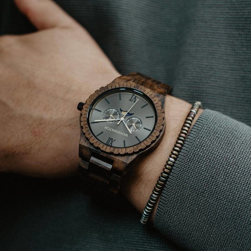 The premium GRAND Lunar Eclipse watch features a moonphase movement and two extra subdials and a unique moon calendar. Handcrafted from Black Sandalwood from East Africa. Pair it perfectly with the BROOKLYN Heritage, to filter out harmful excess blue ligh
