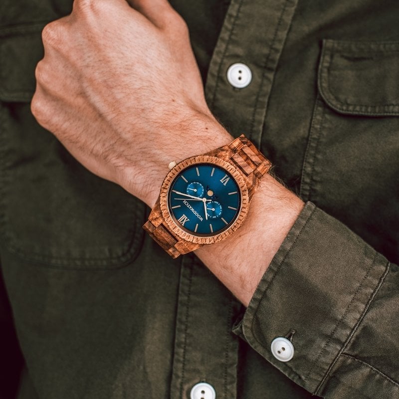 Questo orologio dal design premium con fase lunare combina un tipo di legno naturale con quadrante e retro in acciaio inossidabile. Nel cuore è presente un movimento multi-funzione con due sotto-quadranti che mostrano settimana e mese. Il GRAND Deep Ocean