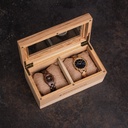 Coffret de Collection Essential WoodWatch en bois de Catalpa. Avec sa vitrine en verre, il présente votre collection et peut acceuillir jusqu'à deux de votre montres préférées.