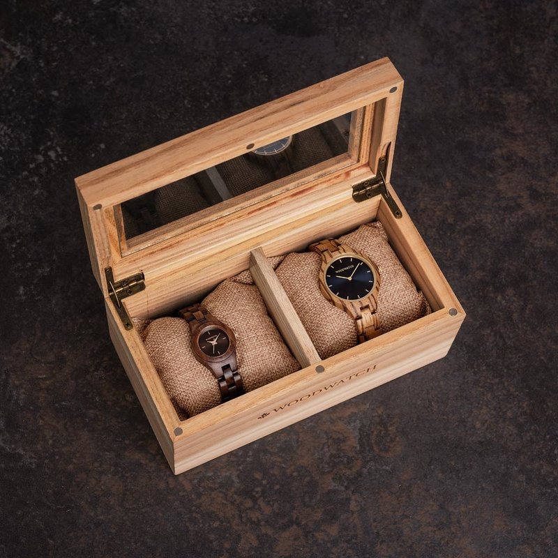 Perché non dare alla tua collezione di orologi un tocco di eleganza con la robusta scatola da collezione Woodwatch in Catalpa legno! Il display in vetro permette di ammirare la tua collezione in ogni momento e una morbida custodia proteggerà al meglio due