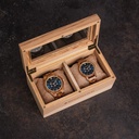 Funda de coleccionista Essential WoodWatch fabricada en madera de Catalpa. Con una pantalla de vidrio superior para exhibir su colección. Con capacidad para hasta 2 de sus relojes favoritos.