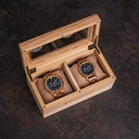 Perché non dare alla tua collezione di orologi un tocco di eleganza con la robusta scatola da collezione Woodwatch in Catalpa legno! Il display in vetro permette di ammirare la tua collezione in ogni momento e una morbida custodia proteggerà al meglio due