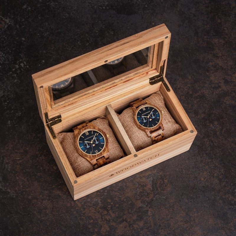 Essential WoodWatch Collector's ask tillverkad av catalpaträ. Med en glasskiva för att enkelt uppvisa din kollektion rymmer asken upp till två av dina favoritklockor.