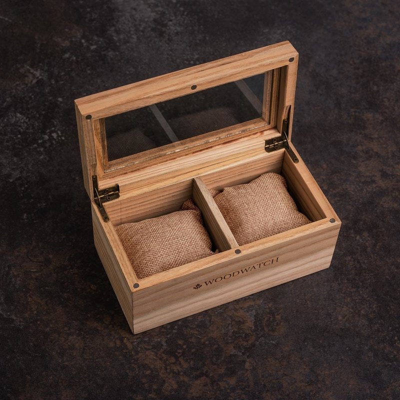 Essential WoodWatch Collector's ask tillverkad av catalpaträ. Med en glasskiva för att enkelt uppvisa din kollektion rymmer asken upp till två av dina favoritklockor.