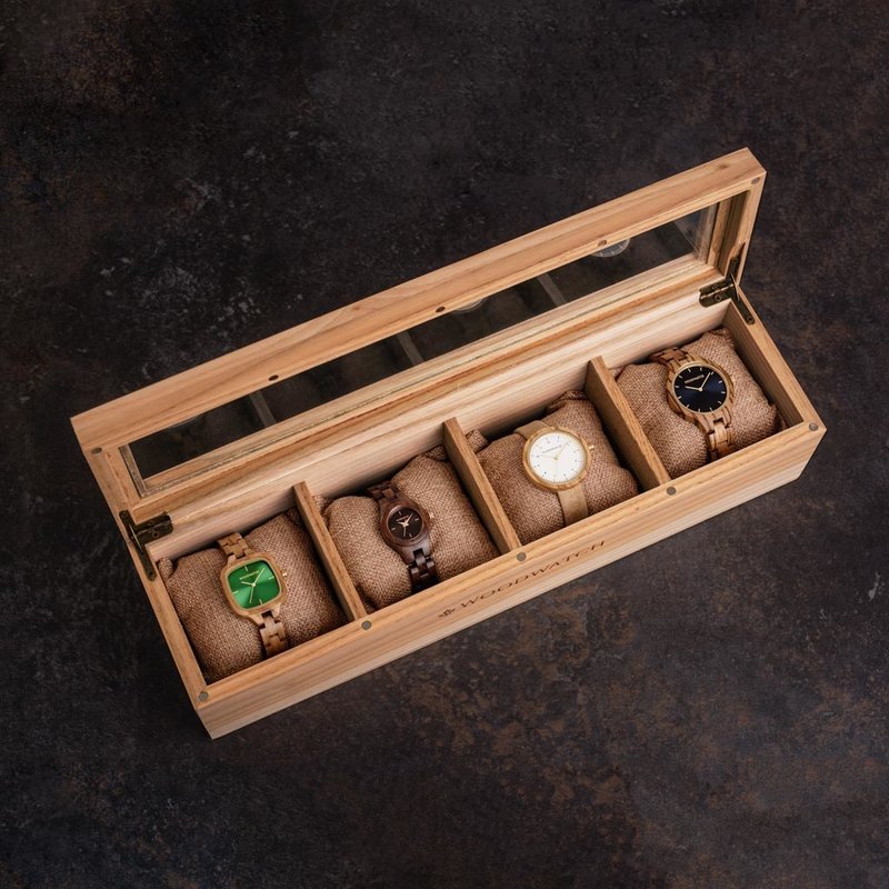 Perché non dare alla tua collezione di orologi un tocco di eleganza con la robusta scatola da collezione Woodwatch in Catalpa legno! Il display in vetro permette di ammirare la tua collezione in ogni momento e una morbida custodia proteggerà al meglio due