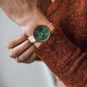 Il NORDIC Bergen Beige è dotato di una scocca in legno di noce da 36 mm con un quadrante verde e dettagli dorati. Fatto a mano da legno ricavato in modo sostenibile e combinato con un cinturino beige in pelle vegan, eco-friendly e ultra-morbido.