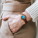 Het Bluestar horloge uit de FLORA Collection bestaat uit zacht kosso hout dat met de is hand bewerkt tot een verfijnd uurwerk. De Bluestar is voorzien van een donker marineblauwe wijzerplaat met gouden accenten.