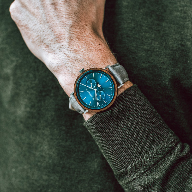 La colección ELEMENT se compone de cuatro diseños únicos en la gama WoodWatch, que muestran una combinación de acero inoxidable 316 y madera. El reloj Brushed Iron Walnut Grey de 41 mm de diámetro presenta nuestro característico movimiento de fase lunar y