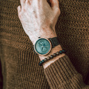 La collection ELEMENT est composée de quatre modèles uniques de la gamme WoodWatch, présentant une combinaison d'acier inoxydable 316 et de bois. La montre Carbon Olive Khaki de 41mm de diamètre présente notre mouvement caractéristique en phase de lune et