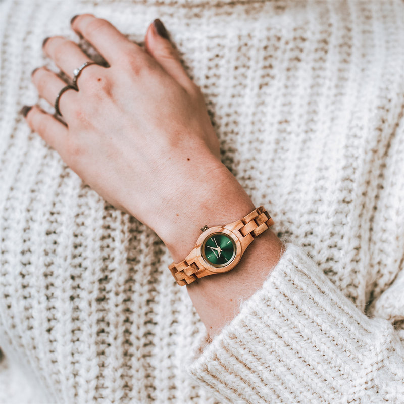 The Dahlia watch from the FLORA Collection consists of olive wood that has been hand-crafted to its finest slenderness. The Dahlia features a green dial with golden coloured details.