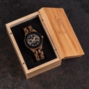 Ahora disponible de forma limitada - nuestra ODYSSEY Special Edition. Hecho a mano de una combinación de sándalo verde y negro procedente de América del Sur y África Oriental, con detalles dorados.  Solo 100 piezas están disponibles. Cada reloj tiene un n