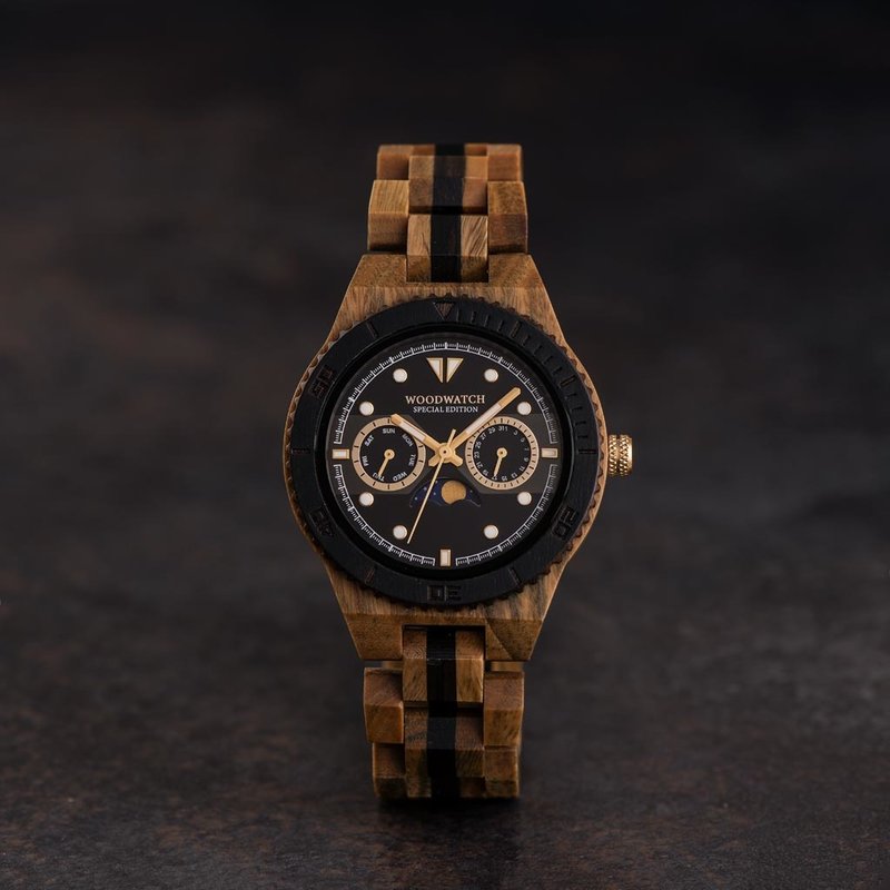 Ahora disponible de forma limitada - nuestra ODYSSEY Special Edition. Hecho a mano de una combinación de sándalo verde y negro procedente de América del Sur y África Oriental, con detalles dorados.  Solo 100 piezas están disponibles. Cada reloj tiene un n