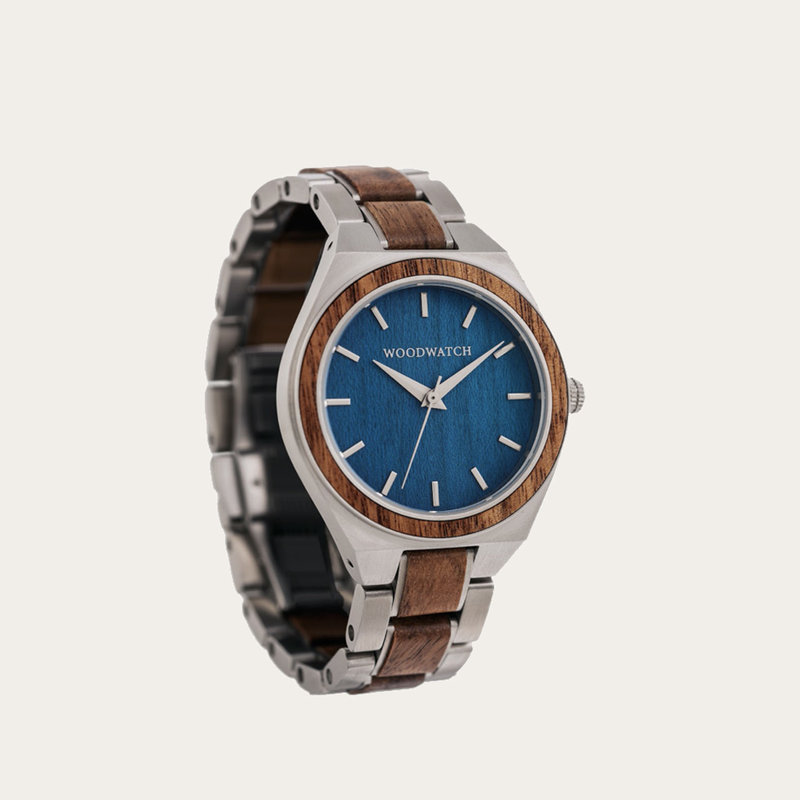 UNITY Sphere is een fijngebouwd uurwerk dat twee sterke elementen combineert voor een klassiek ontwerp. Het horloge verenigt een zilveren roestvrijstalen band en een 38 mm kast met onze karakteristieke houten kenmerken. De kobaltblauwe wijzerplaat heeft z