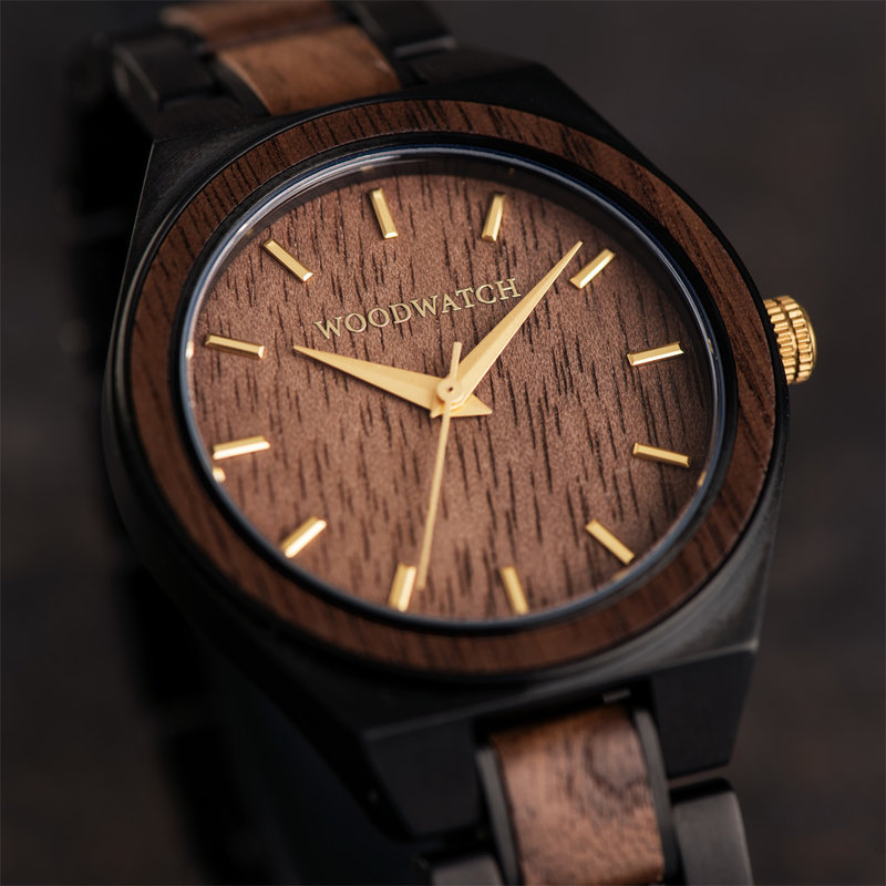 UNITY Abyss es un reloj elegante que combina dos elementos fuertes para crear un diseño clásico. El reloj une una correa de acero inoxidable negro y una caja de 38 mm con nuestras características de madera exclusivas. Con agujas de color dorado, tanto la