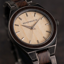 UNITY Mason is een fijngebouwd uurwerk dat twee sterke elementen combineert voor een klassiek ontwerp. Het horloge verenigt een steengeborstelde roestvrijstalen band en 38 mm kast met onze karakteristieke houten kenmerken. De wijzerplaat is gemaakt van Oo