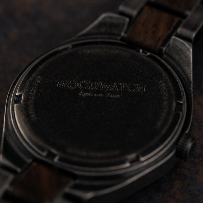 L'UNITY Mason est une montre élégante qui combine deux éléments puissants, créant ainsi un design classique qui lui est propre. La montre comporte un bracelet brossé à la pierre en acier inoxydable ainsi qu'un boîtier de 38 mm présentant les caractéristiq