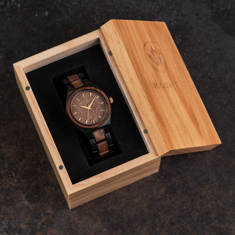 UNITY Abyss es un reloj elegante que combina dos elementos fuertes para crear un diseño clásico. El reloj une una correa de acero inoxidable negro y una caja de 38 mm con nuestras características de madera exclusivas. Con agujas de color dorado, tanto la