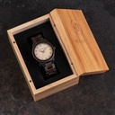 UNITY Mason es un reloj elegante que combina dos elementos fuertes para crear un diseño clásico. El reloj une una correa de acero inoxidable pulido con piedra y una caja de 38 mm con nuestras características de madera exclusivas. La esfera se compone de m