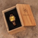 El Lumen cuenta con caja cuadrada de 30 mm, con esfera amarilla. La pulsera del reloj es de Madera de zebrano sometida a un perfecto acabado manual para ofrecer nuestro último diseño de pulseras pequeñas.