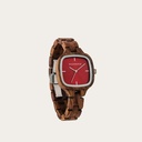 La Vivid possède un boîtier carré de 30 mm avec un cadran rouge. Le bracelet est en bois d'acajou parfaitement fini à la main, une création qui représente notre nouveau design pour les bracelets étroits.