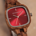 La Vivid possède un boîtier carré de 30 mm avec un cadran rouge. Le bracelet est en bois d'acajou parfaitement fini à la main, une création qui représente notre nouveau design pour les bracelets étroits.