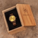 La colección AURORA transpira el aire fresco de la naturaleza escandinava y los espectaculares cielos. Este liviano reloj está hecho de madera natural de Zebra, y va acompañado de una esfera amarilla de acero inoxidable con ddetalles plateados.<br />
El reloj