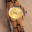 El reloj Senna de la Colección FLORA está formado por madera blanda zebrano que ha sido formada a mano hasta su más fina esbeltez. El Senna cuenta con una esfera amarilla con detalles plateados.