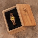 Het Senna horloge uit de FLORA Collection bestaat uit zacht zebrahout dat met de is hand bewerkt tot een verfijnd uurwerk. De Senna is voorzien van een Geel wijzerplaat met zilveren accenten.