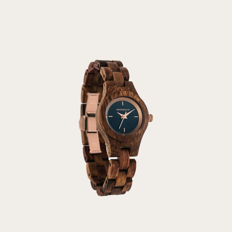 Het Delphine horloge uit de FLORA Collection bestaat uit zacht kosso hout dat met de is hand bewerkt tot een verfijnd uurwerk. De Delphine is voorzien van een donker marineblauwe wijzerplaat met rosé goud accenten.