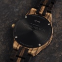 Ahora disponible de forma limitada - nuestra ODYSSEY Special Edition. Hecho a mano de una combinación única de madera de ébano Ebonywood de África Oriental y zebrano de África Occidental, con detalles dorados. Solo 100 piezas están disponibles. Cada reloj