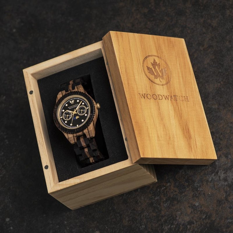 Ahora disponible de forma limitada - nuestra ODYSSEY Special Edition. Hecho a mano de una combinación única de madera de ébano Ebonywood de África Oriental y zebrano de África Occidental, con detalles dorados. Solo 100 piezas están disponibles. Cada reloj