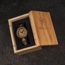 L'UNITY Ash est une montre élégante qui combine deux éléments puissants, créant ainsi un design classique qui lui est propre. La montre comporte un bracelet gris en acier inoxydable ainsi qu'un boîtier de 38 mm présentant les caractéristiques du bois qui