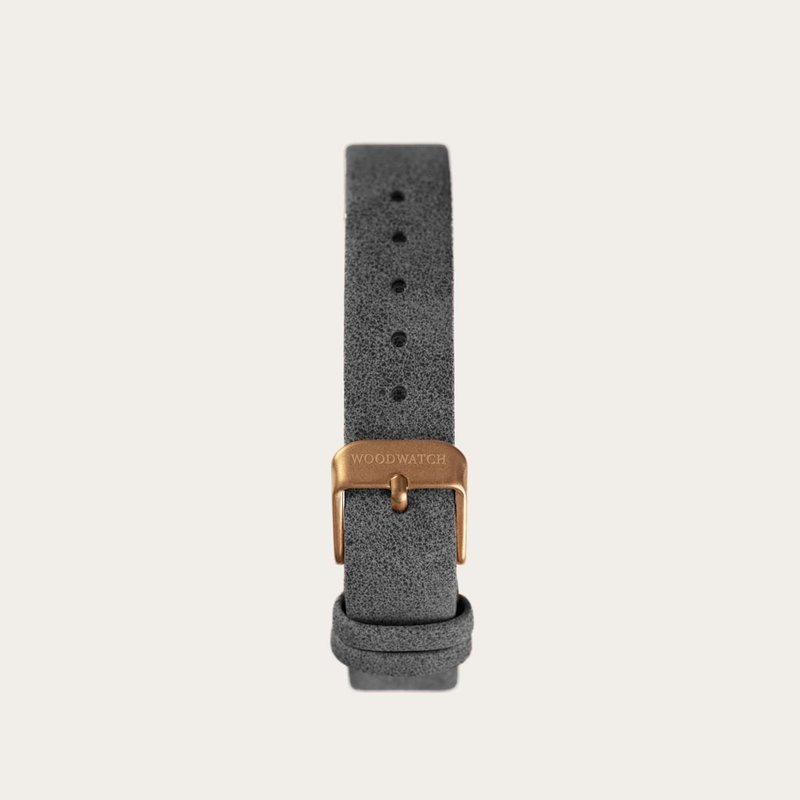 Le Bracelet Grey est fait de cuir vegan et d'un fermoir boucle métallique et est naturellement teint avec une teinte grise. Le Bracelet Grey 14mm convient au montre de la Collection Nordic.