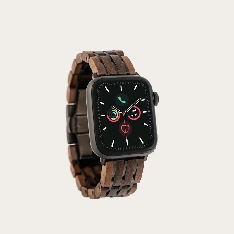 Il nostro cinturino per Apple Watch è realizzato in legno di noce nord-americano e legno di sandalo nero dell’Africa orientale, intrecciati con giunture in titanio. Il cinturino ha una chiusura a farfalla in acciaio inossidabile e un cinturino con un desi