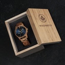 La collezione CLASSIC mette in discussione l’estetica di WoodWatch aggiungendogli un tono sofisticato. La sottile cassa dal tocco classico contiene un movimento lunare unico e due quadranti aggiuntivi che mostrano la settimana e il mese. Il CLASSIC Sailor