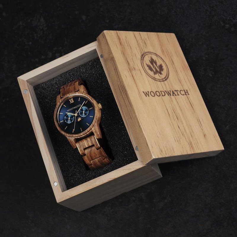 La collezione CLASSIC mette in discussione l’estetica di WoodWatch aggiungendogli un tono sofisticato. La sottile cassa dal tocco classico contiene un movimento lunare unico e due quadranti aggiuntivi che mostrano la settimana e il mese. Il CLASSIC Sailor