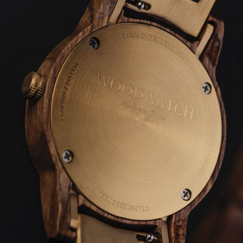 La collezione CLASSIC mette in discussione l’estetica di WoodWatch aggiungendogli un tono sofisticato. La sottile cassa dal tocco classico contiene un movimento lunare unico e due quadranti aggiuntivi che mostrano la settimana e il mese. Il CLASSIC Sailor