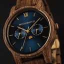 La collezione CLASSIC mette in discussione l’estetica di WoodWatch aggiungendogli un tono sofisticato. La sottile cassa dal tocco classico contiene un movimento lunare unico e due quadranti aggiuntivi che mostrano la settimana e il mese. Il CLASSIC Sailor