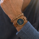 La collezione CLASSIC mette in discussione l’estetica di WoodWatch aggiungendogli un tono sofisticato. La sottile cassa dal tocco classico contiene un movimento lunare unico e due quadranti aggiuntivi che mostrano la settimana e il mese. Il CLASSIC Sailor