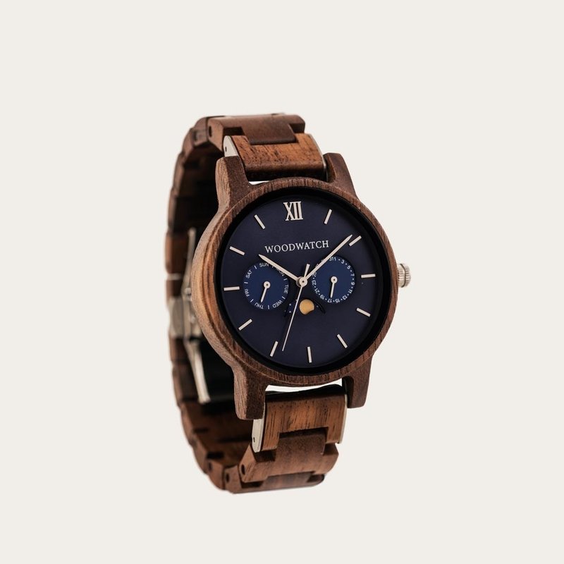 The CLASSIC Collection rethinks the aesthetic of a WoodWatch in a sophisticated way. The slim cases give a classy impression while featuring a unique a moonphase movement and two extra subdials featuring a week and month display. The CLASSIC Mariner is ma