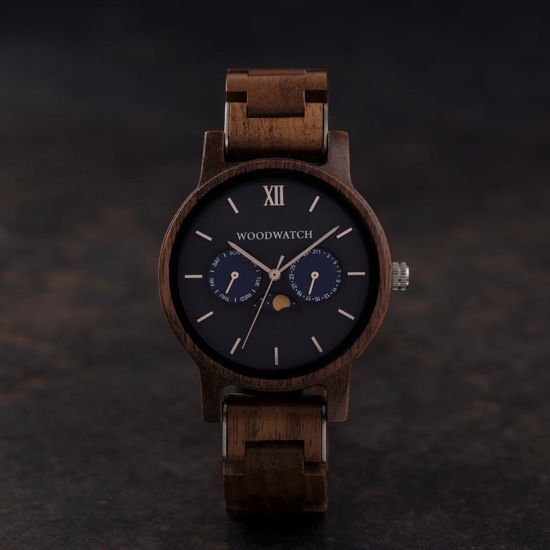The CLASSIC Collection rethinks the aesthetic of a WoodWatch in a sophisticated way. The slim cases give a classy impression while featuring a unique a moonphase movement and two extra subdials featuring a week and month display. The CLASSIC Mariner is ma